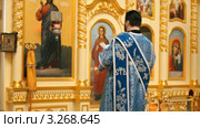 Русская православная церковь. Вечерня, диакон перед царскими вратами. Праздничное облачение голубого цвета (2012 год). Редакционное видео, видеограф Mikhail Erguine / Фотобанк Лори
