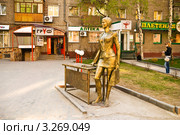 Новосибирск. Центральный район. Скульптура "Деловая женщина" на ул.Мичурина, 3 (2011 год). Редакционное фото, фотограф Павел Просветов / Фотобанк Лори