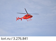 Красный вертолёт в небе (2012 год). Редакционное фото, фотограф Елена Коромыслова / Фотобанк Лори