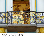 Решетка балкона  с вензелем павильона "Эрмитаж". Царское Село. (2008 год). Редакционное фото, фотограф Людмила Жмурина / Фотобанк Лори