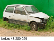 Брошенный автомобиль"Ока" (2010 год). Редакционное фото, фотограф Алёшина Оксана / Фотобанк Лори