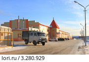 Навороченный грузовой УАЗик на товарном дворе (2012 год). Редакционное фото, фотограф Анатолий Матвейчук / Фотобанк Лори