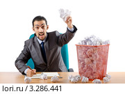 Рассерженный работник показывает, сколько бумаги успел испортить в поисках нужной идеи. Стоковое фото, фотограф Elnur / Фотобанк Лори