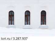 Белая стена с тремя окнами (2012 год). Редакционное фото, фотограф Бурмистрова Ирина / Фотобанк Лори