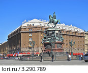 Исаакиевская площадь в Санкт-Петербурге. Памятник Николаю I на фоне гостиницы «Астория» (2011 год). Редакционное фото, фотограф Владимир Сергеев / Фотобанк Лори