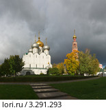 В Новодевичьем монастыре осенью. После грозы (2011 год). Стоковое фото, фотограф Павел Широков / Фотобанк Лори