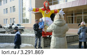 Чучело масленицы на городской площади. Город Крымск, Краснодарский край (2012 год). Редакционное видео, видеограф Федор Королевский / Фотобанк Лори