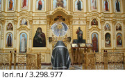 Русская православная церковь. Прощёное воскресенье. Священник перед иконостасом, облачение черного цвета (Великий Пост) Стоковое видео, видеограф Mikhail Erguine / Фотобанк Лори