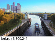 Судно проходит через ворота № 8 шлюза канала имени Москвы, Россия. Стоковое фото, фотограф Losevsky Pavel / Фотобанк Лори