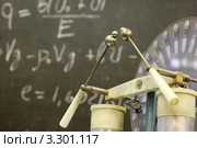 Фрагмент электрофорной машины на фоне формулы, написанной на доске. Стоковое фото, фотограф Losevsky Pavel / Фотобанк Лори