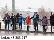 Участники акции "Белый круг", организованной в рамках движения "За честные выборы" на Садовом кольце в районе Крымского моста, Москва (2012 год). Редакционное фото, фотограф Николай Винокуров / Фотобанк Лори