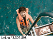 Женщина в море среди мелких рыбешек (2012 год). Редакционное фото, фотограф Игнатьев Михаил / Фотобанк Лори