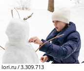 Девочка подросток делает лицо  снеговика. Стоковое фото, фотограф Игорь Низов / Фотобанк Лори