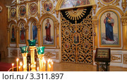 Русская православная церковь. Храм святого праведного Симеона Верхотурского, Уфа. Иконостас и свечи. Стоковое видео, видеограф Mikhail Erguine / Фотобанк Лори
