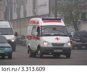 Автомобиль "Скорая помощь" едет по 9-ой Парковой улице. Гольяново. Смог. Москва (2010 год). Редакционное фото, фотограф lana1501 / Фотобанк Лори
