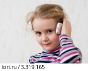 Портрет маленькой девочки с сотовым телефоном. Стоковое фото, фотограф Игорь Низов / Фотобанк Лори