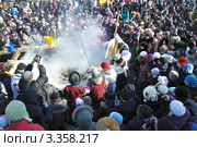 Ялуторовск. Переворачивание трехметрового блина на гигантской сковороде (2012 год). Редакционное фото, фотограф Александр Тараканов / Фотобанк Лори