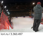 Человек с лопатой на склоне. Редакционное фото, фотограф Pukhov K / Фотобанк Лори