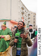 Журналистка телеканала RT на Арбате в День святого Патрика. 2012 год. Редакционное фото, фотограф Алёшина Оксана / Фотобанк Лори