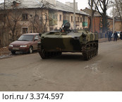 Бронетранспортер на городской улице (2009 год). Редакционное фото, фотограф Сергей Юрьев / Фотобанк Лори