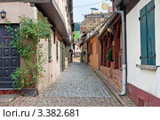 Франция, Эльзас, узкая улочка в Риквире (2008 год). Редакционное фото, фотограф Владимир Горощенко / Фотобанк Лори