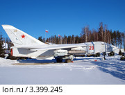 Старый фронтовой бомбардировщик Су-24 с бомбой ФАБ-500 под крылом (2012 год). Редакционное фото, фотограф Евгений Ткачёв / Фотобанк Лори