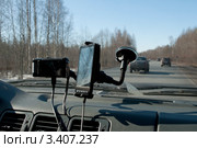 Видеорегистратор и навигатор на лобовом стекле движущего автомобиля. Стоковое фото, фотограф Виктор Карасев / Фотобанк Лори