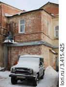 УАЗ во дворе (2011 год). Редакционное фото, фотограф Сергей Юрьев / Фотобанк Лори