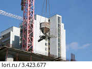 Стройка, подъемный кран опускает бункер (бадью) для бетона. Стоковое фото, фотограф Щеголева Ольга / Фотобанк Лори