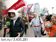 Участники праздничного космического арт-шествия 12 апреля «За авиацию и космонавтику! За мечту!» в честь международного Дня космонавтики, Москва, Россия (2012 год). Редакционное фото, фотограф Николай Винокуров / Фотобанк Лори