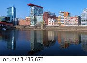Здания в медийной гавани (Medienhafen) Дюссельдорфа, Германия (2012 год). Редакционное фото, фотограф Михаил Марковский / Фотобанк Лори