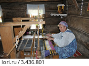Ткачиха за ткацким станком. Суздаль, музей деревянного зодчества (2008 год). Редакционное фото, фотограф katalinks / Фотобанк Лори