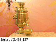 Самовар угольный (жаровой, дровяной) на столе. Стоковое фото, фотограф Алёшина Оксана / Фотобанк Лори