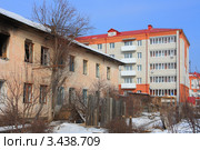 Старый дом уже без жильцов, а новый уже заселен (2012 год). Стоковое фото, фотограф Анатолий Матвейчук / Фотобанк Лори