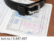 Страница школьного дневника с папиным ремнём и с вызовом родителей в школу. Стоковое фото, фотограф Игорь Низов / Фотобанк Лори