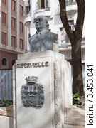 Гавана. Памятник кубинскому политику Manuel Fernandez Supervielle, который был мэром Гаваны (2011 год). Стоковое фото, фотограф Сергей Дубров / Фотобанк Лори