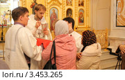 Русская православная церковь, Евхаристия. Прихожане причащаются (2012 год). Редакционное видео, видеограф Mikhail Erguine / Фотобанк Лори