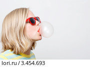 Девочка надувает пузырь из жевательной резинки. Стоковое фото, фотограф Lasse Kristensen / Фотобанк Лори