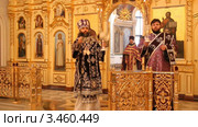 Русская православная церковь.  Праздничное богослужение архиерейским чином. Литургия, епископ  кадит иконостас (2012 год). Редакционное видео, видеограф Mikhail Erguine / Фотобанк Лори