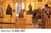 Русская православная церковь.  Праздничное богослужение архиерейским чином. Литургия, епископ  кадит иконостас (2012 год). Редакционное видео, видеограф Mikhail Erguine / Фотобанк Лори