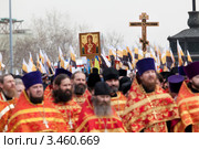 Служители церкви на Молебне в защиту веры и поруганных святынь в Храме Христа Спасителя, Москва, Россия (2012 год). Редакционное фото, фотограф Николай Винокуров / Фотобанк Лори