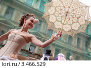 Участники флешмоба "Дримфлеш 2012" на улице Арбат пускают мыльные пузыри. Москва, Россия. Редакционное фото, фотограф Николай Винокуров / Фотобанк Лори