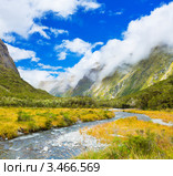 Горная долина на пути к Милфорд-Саунд, Новая Зеландия. Стоковое фото, фотограф Ольга Хорошунова / Фотобанк Лори