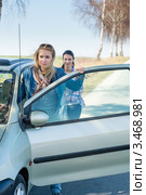 Подруги толкают автомобиль. Стоковое фото, фотограф CandyBox Images / Фотобанк Лори