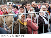 Православные верующие на Молебне в защиту веры и поруганных святынь в Храме Христа Спасителя, Москва (2012 год). Редакционное фото, фотограф Николай Винокуров / Фотобанк Лори