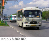 Автобус № 430м едет по Щелковскому шоссе. Москва (2012 год). Редакционное фото, фотограф lana1501 / Фотобанк Лори