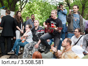 Люди участвует в народном гулянии белых лент на Чистых прудах, Москва (2012 год). Редакционное фото, фотограф Николай Винокуров / Фотобанк Лори