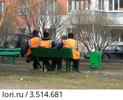 Дворники-гастарбайтеры сидят на лавочке. Район Новокосино. Москва (2012 год). Редакционное фото, фотограф lana1501 / Фотобанк Лори