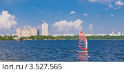 Виндсерфинг на Москве-реке в Строгино, вид на жилой комплекс "Алые Паруса" / windsurfing in the city (2012 год). Стоковое фото, фотограф Кузнецова Юлия (aka Syaochka) / Фотобанк Лори