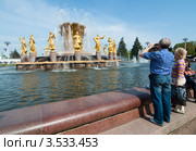Туристы возле фонтана "Дружбы народов". ВВЦ. Москва (2012 год). Редакционное фото, фотограф Вячеслав Палес / Фотобанк Лори